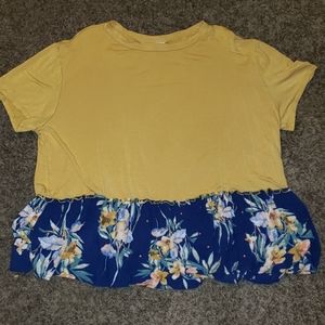 ⭐SALE⭐ Cute tee with ruffled pattern